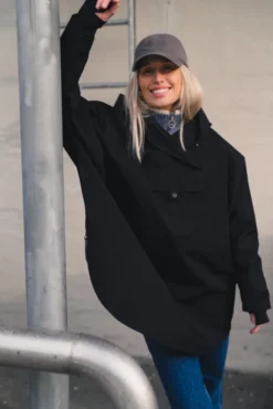 Bergen Poncho Black