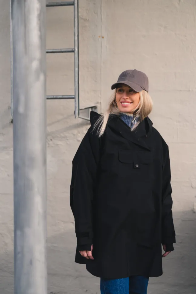 Bergen Poncho Black