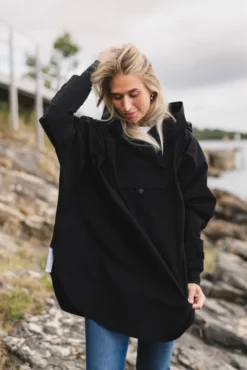 Bergen Poncho Black