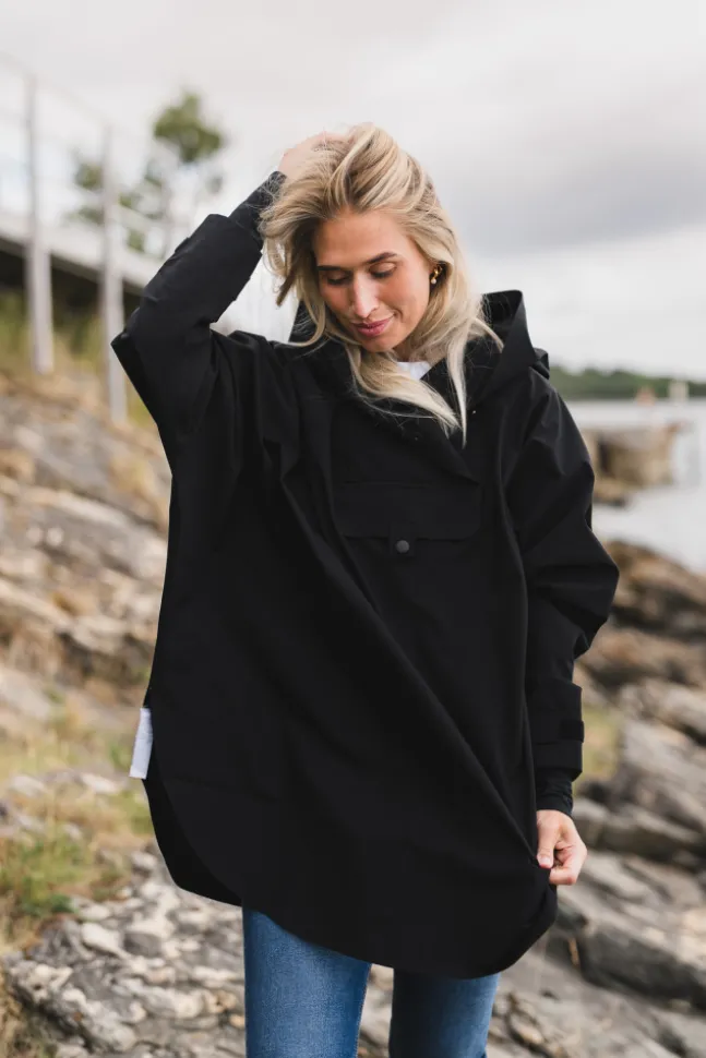 Bergen Poncho Black