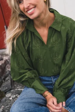 Camilla Top EMB Chive