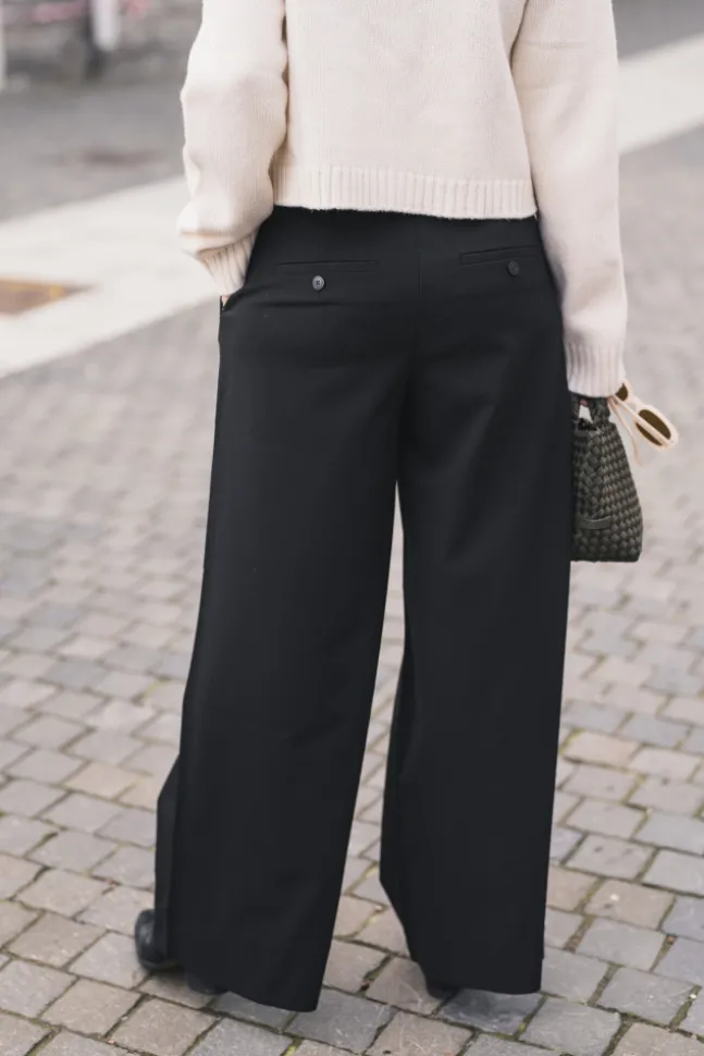 Laura 285 Black Regular