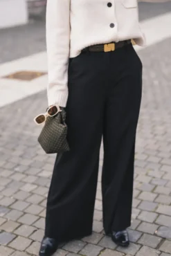 Laura 285 Black Regular