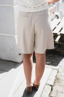 Nika Structure Shorts Creme