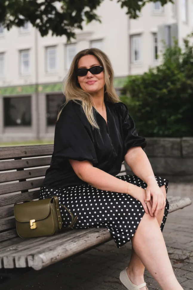 Pella 2/4 V-Neck Top Black