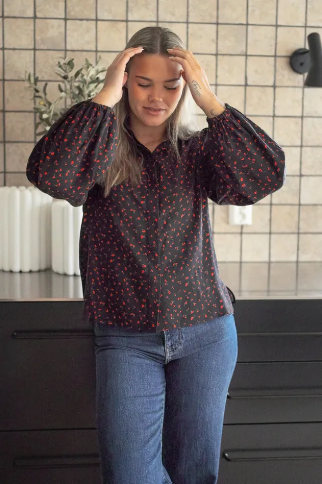 Sabby LS Shirt Black W Red Flower