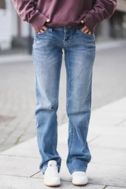Sarah Low Rise Straight Medium Wash
