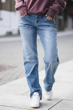 Sarah Low Rise Straight Medium Wash