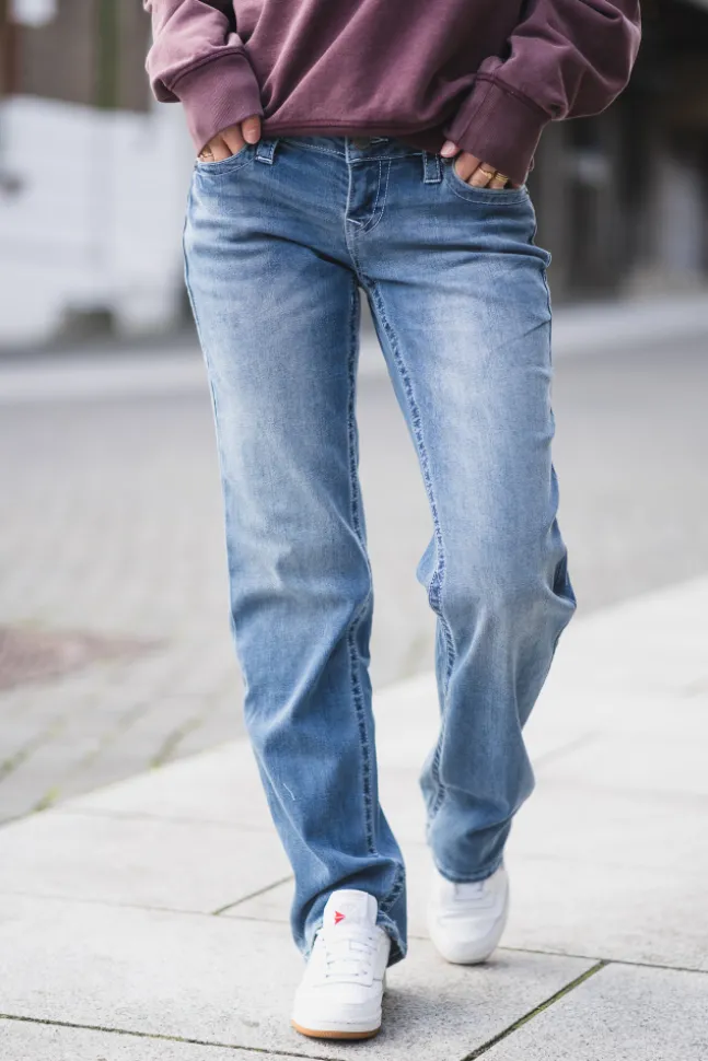 Sarah Low Rise Straight Medium Wash