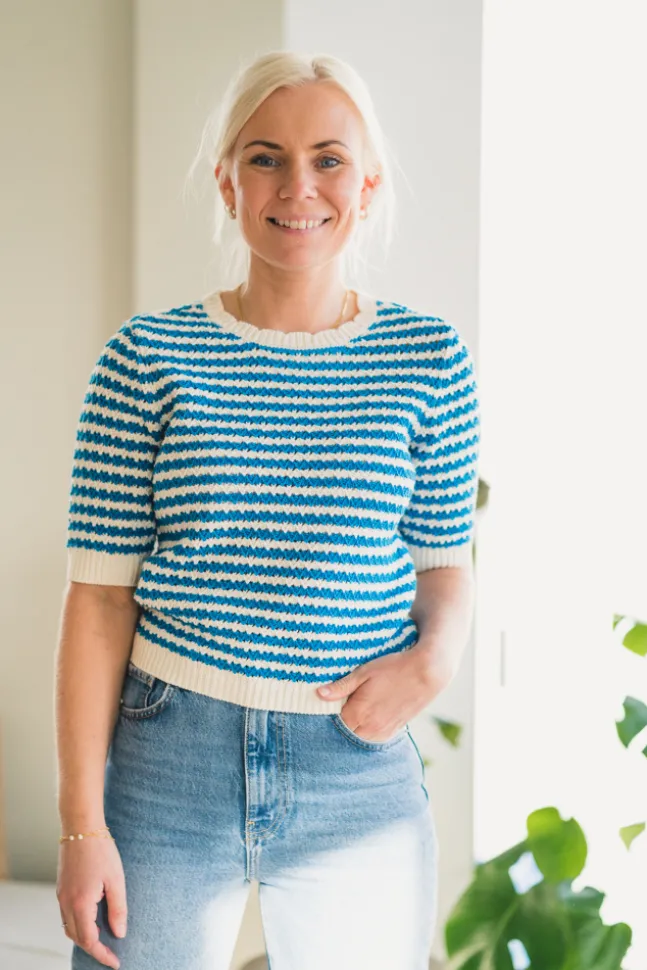 Stilla Knit Top White W. Blue